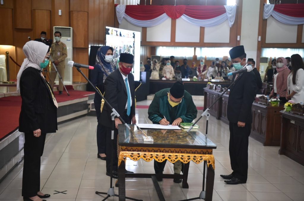 Anita Noeringhati Resmi Lantik Ersangkut Sebagai Anggota DPRD Prov Sumsel WhatsApp Image 2020 09 01 at 06.32.30