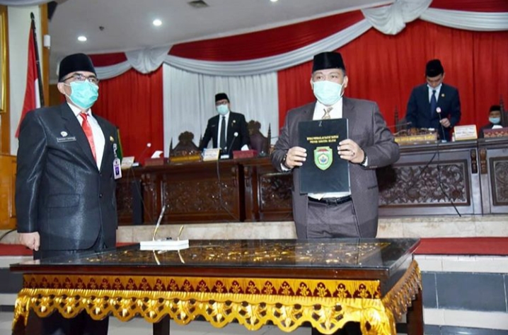 Gelar Paripurna Dewan Dengarkan Jawaban Gubernur Terhadap Pemandangan Umum Fraksi-Fraksi Atas 3 Raperda WhatsApp Image 2020 09 13 at 23.17.26