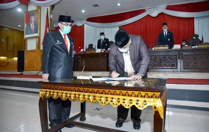 Gelar Paripurna Dewan Dengarkan Jawaban Gubernur Terhadap Pemandangan Umum Fraksi-Fraksi Atas 3 Raperda WhatsApp Image 2020 09 13 at 23.17.261
