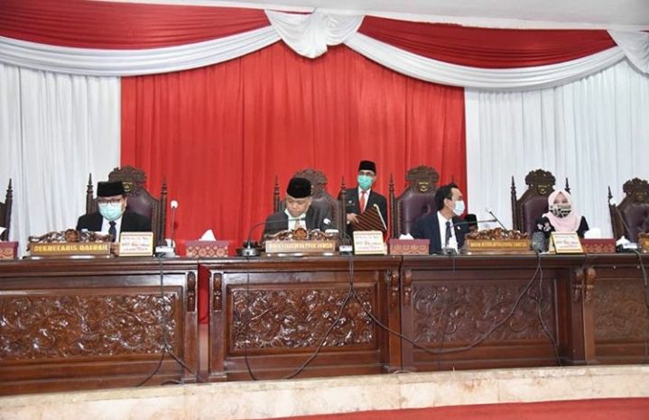 Gelar Paripurna Dewan Dengarkan Jawaban Gubernur Terhadap Pemandangan Umum Fraksi-Fraksi Atas 3 Raperda WhatsApp Image 2020 09 13 at 23.17.28