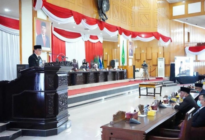Gelar Paripurna Dewan Dengarkan Jawaban Gubernur Terhadap Pemandangan Umum Fraksi-Fraksi Atas 3 Raperda WhatsApp Image 2020 09 13 at 23.17.29