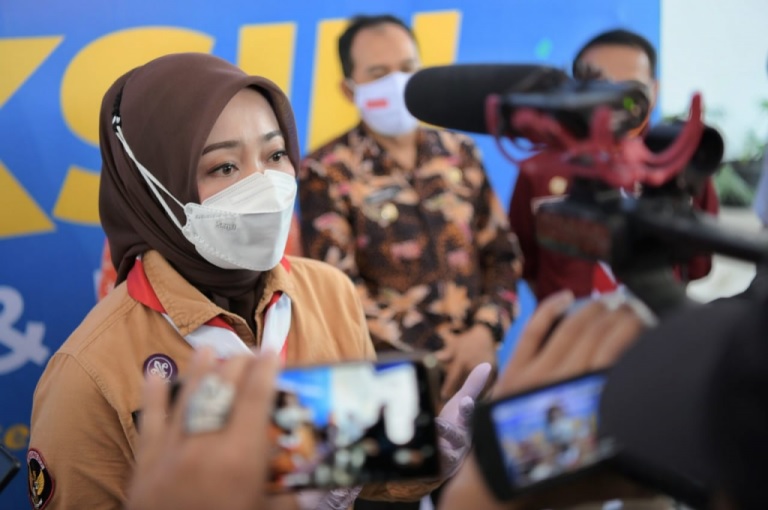 Atalia Ridwan Kamil Serahkan Hadiah Rumah dan Motor kepada Pejuang COVID 19