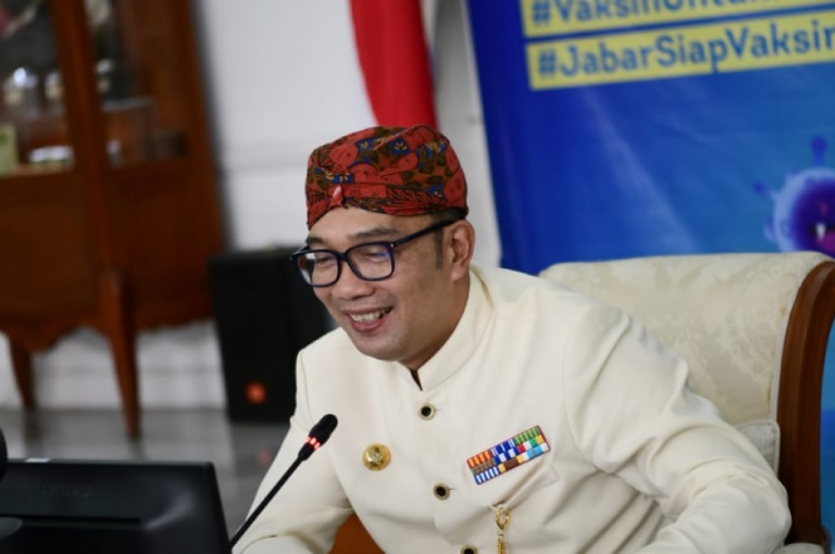 Hadiahi Lansia Ayam Usai Divaksin Ridwan Kamil Apresiasi Aparat Kreatif