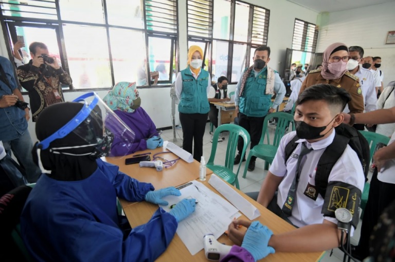 Jelang Pembelajaran Tatap Muka Atalia Ridwan Kamil Tinjau Vaksinasi Pelajar di Indramayu