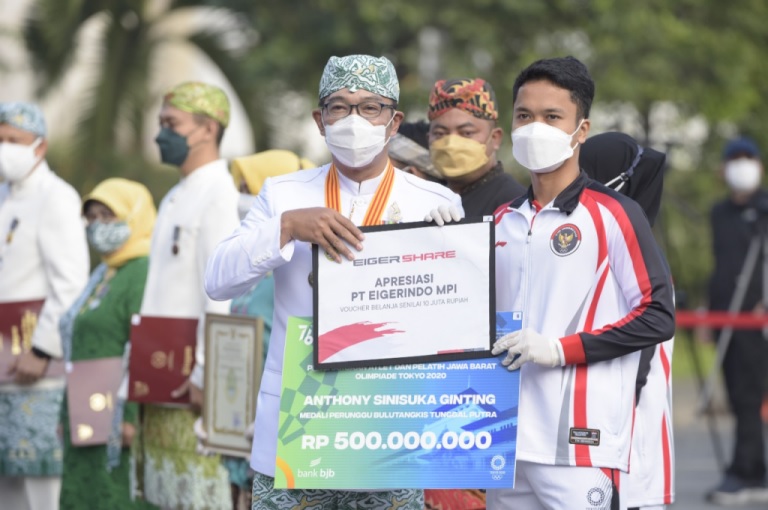 Ridwan Kamil Serahkan Kadeudeuh kepada Atlet Jabar Peraih Medali Olimpiade 2020