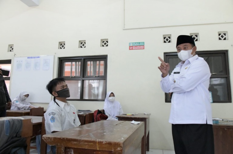 Tinjau PTM di Tasikmalaya Wagub Jabar Pastikan Prokes Diterapkan dengan Ketat