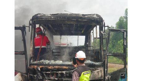 65512 bus vaksinasi covid 19 polres muara enim terbakar ist