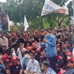Anies Baswedan Temui Massa Buruh di Depan Balkot1