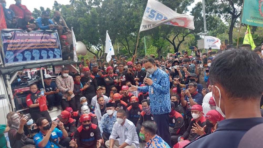 Anies Baswedan Temui Massa Buruh di Depan Balkot1