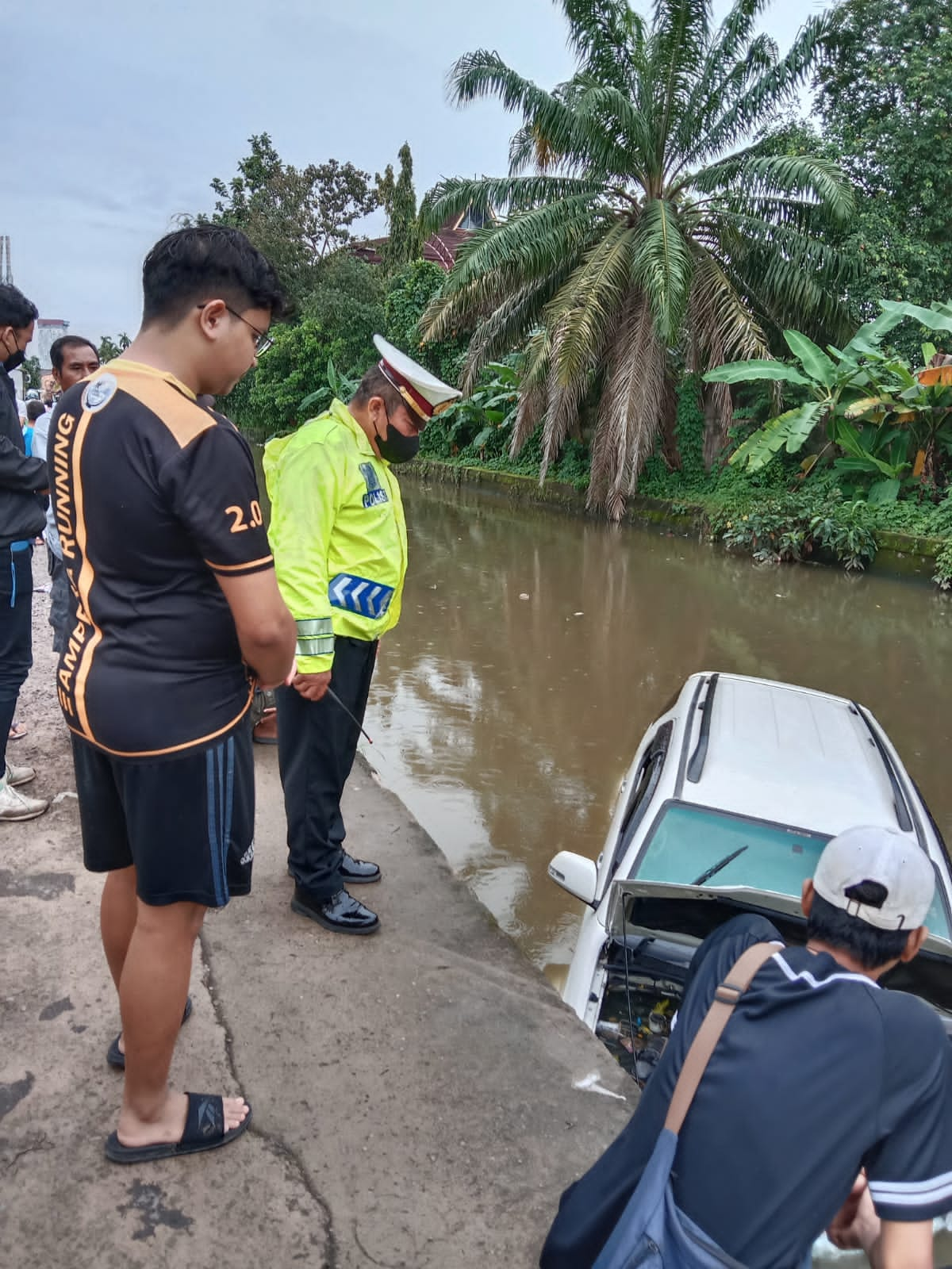 Mobil Fortuner Terjun Ke Sungai Sekanak