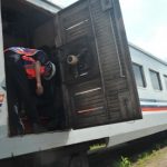 sejumlah petugas melakukan perawatan gerbong di dipo stasiun kertapati 170620102120 114