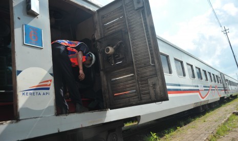 sejumlah petugas melakukan perawatan gerbong di dipo stasiun kertapati 170620102120 114