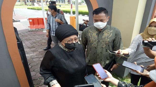 56767 tokoh masyarakat riau azlaini agus melaporkan menag yaqut cholil qoumas ke polda riau