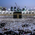 Jemaah haji melaksanakan sholat di depan Kakbah