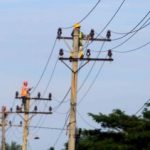 5c0f6a77a8a02 sejumlah pekerja melakukan perbaikan dan pergantian kabel jaringan listrik di de 375 211