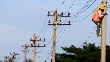 5c0f6a77a8a02 sejumlah pekerja melakukan perbaikan dan pergantian kabel jaringan listrik di de 375 211