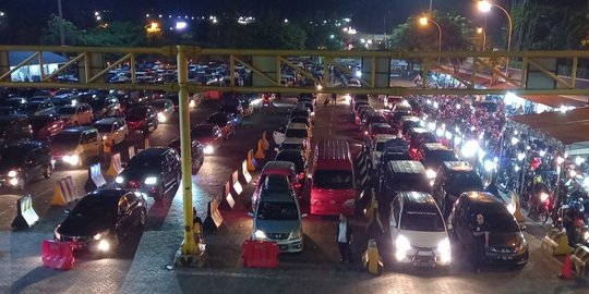 pelabuhan bakauheni sudah dipadati warga arus balik