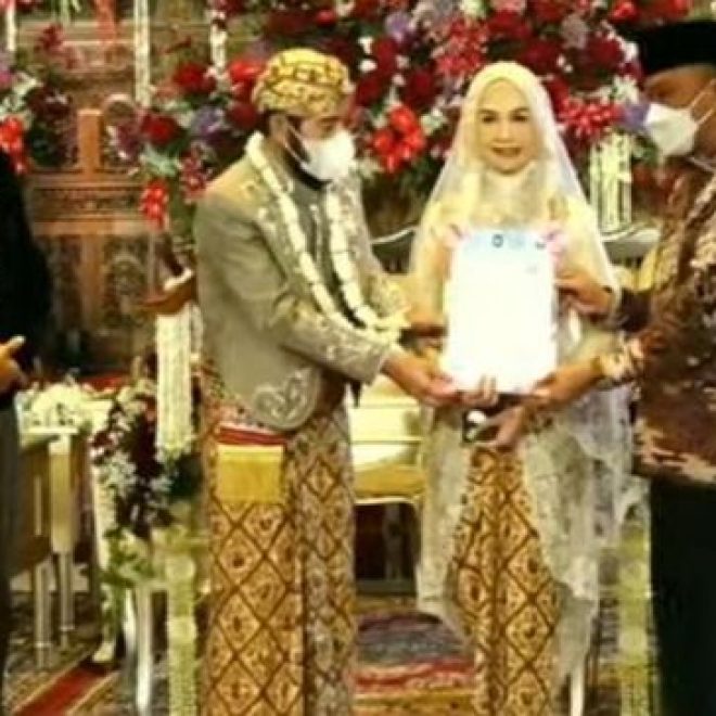 penyerahan ktp baru ketua mk anwar usman dan adik jokowi idayati usai menikah solo kamis 2652022 169