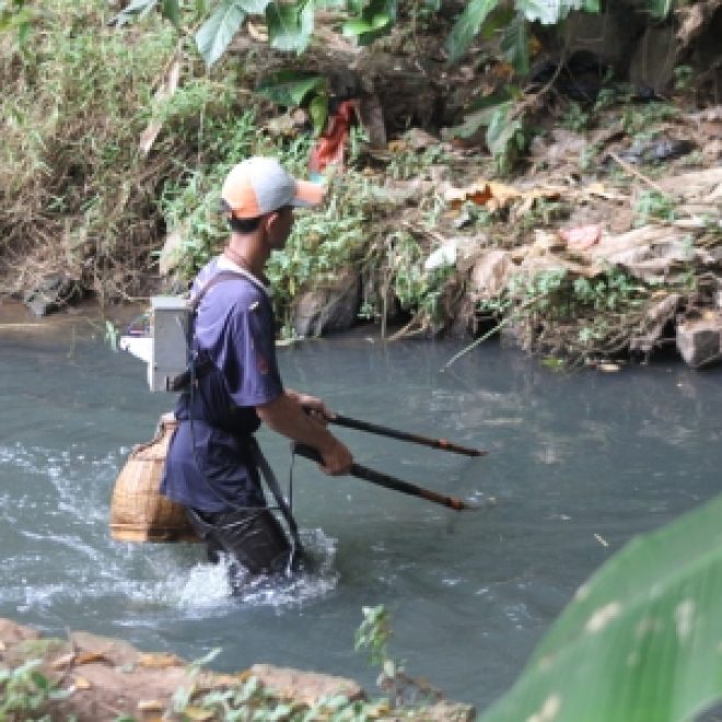 seorang warga sedang menyetrum ikan