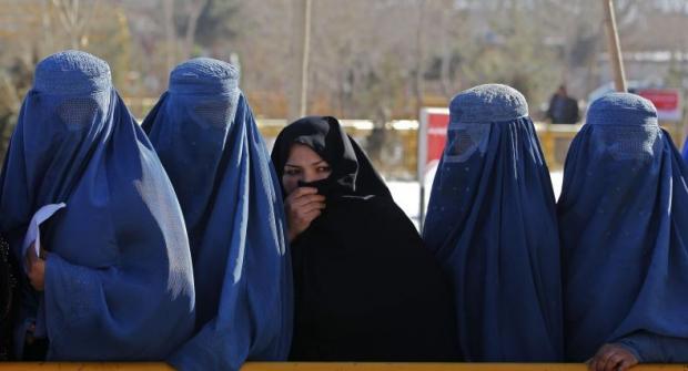 taliban afghanistan mahasiswi burqa reu