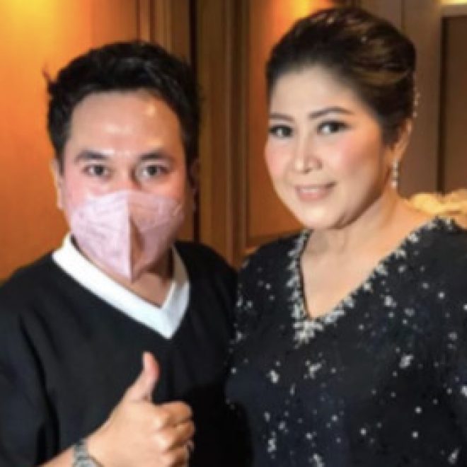 62ce983d67952 istri kadiv propam putri ferdy sambo berpose bersama seorang make up artist albert kleo
