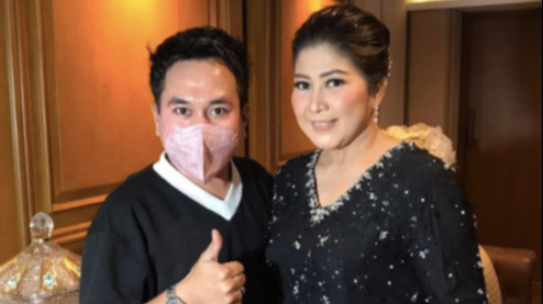 62ce983d67952 istri kadiv propam putri ferdy sambo berpose bersama seorang make up artist albert kleo