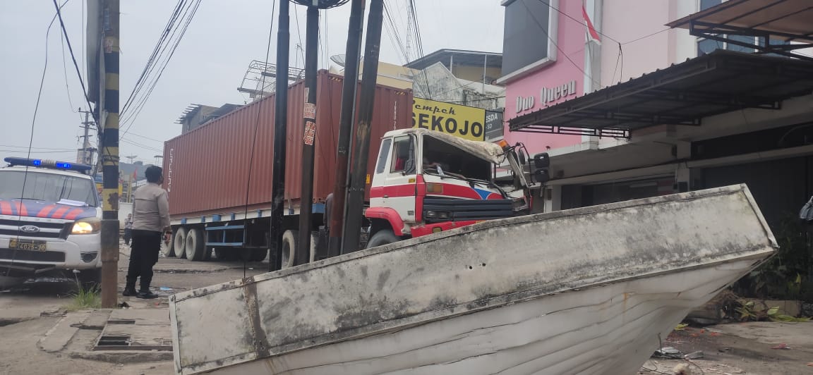 Diduga Hindari Motor, Truk Kontainer Tabrak Tiang Listrik Dan Gerobak