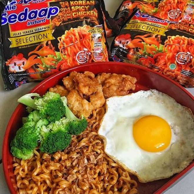 Penyajian Mie Sedaap Goreng Spicy Chicken dengan tambahin topping