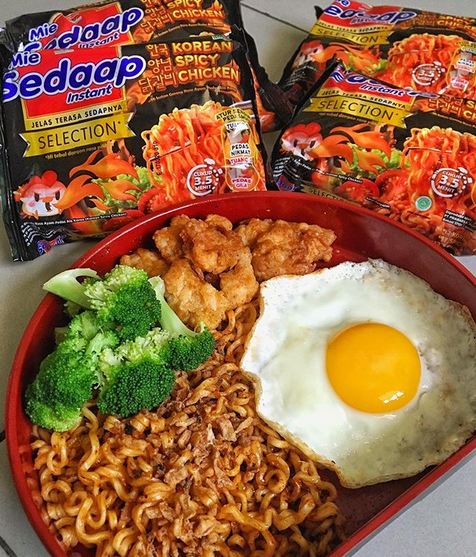 Penyajian Mie Sedaap Goreng Spicy Chicken dengan tambahin topping