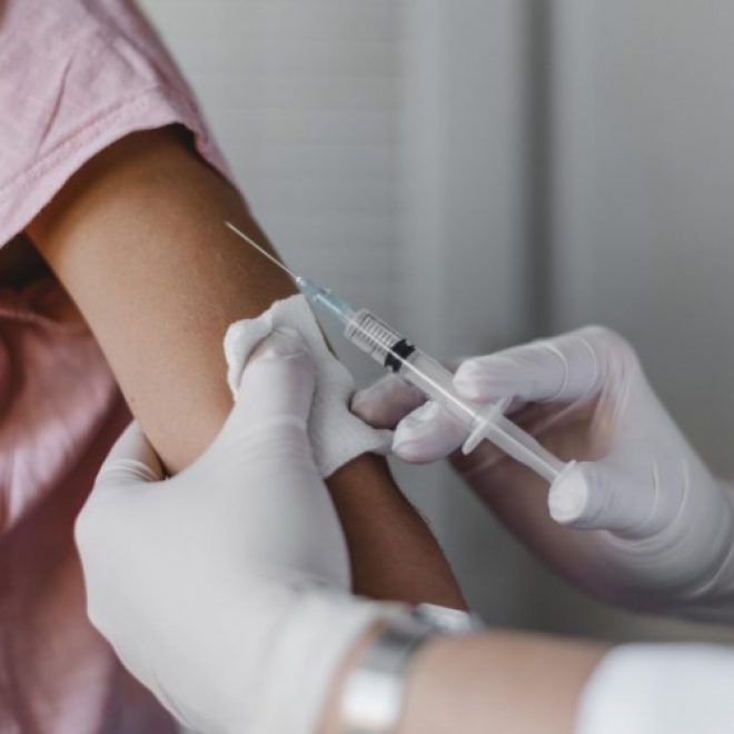 doctor administering vaccine child 750x536 1
