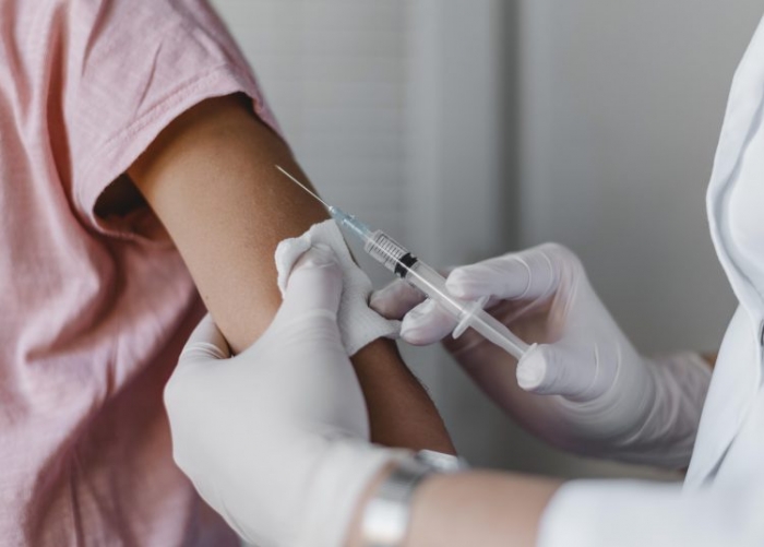 doctor administering vaccine child 750x536 1