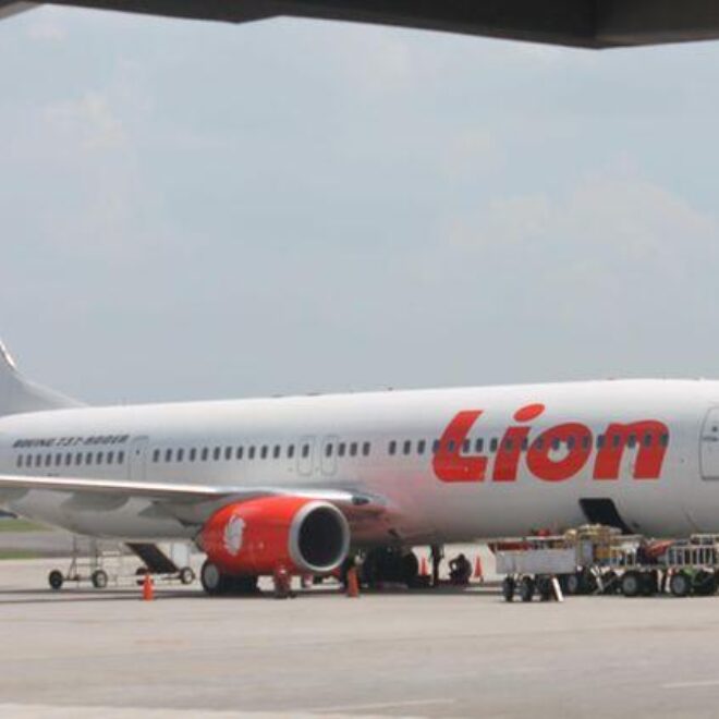 pesawat lion air parkir di apron