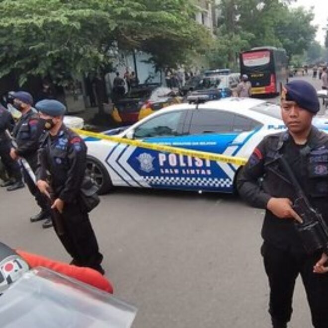 pelaku bom bunuh diri sempat acungkan sajam saat masuk polsek astana anyar