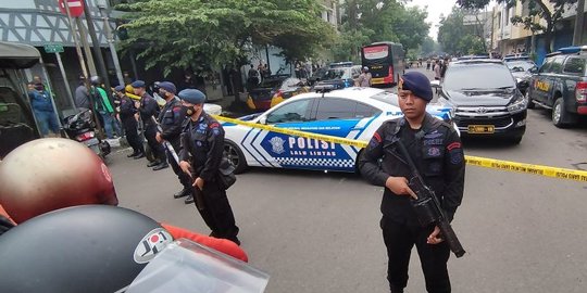 pelaku bom bunuh diri sempat acungkan sajam saat masuk polsek astana anyar
