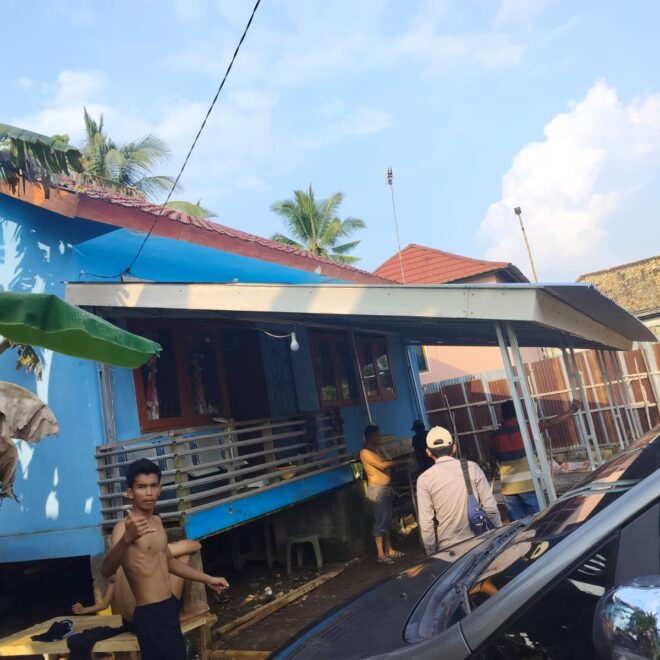 Kades Kurnaidi saat meninju pembangunan Conopy Poskesdes