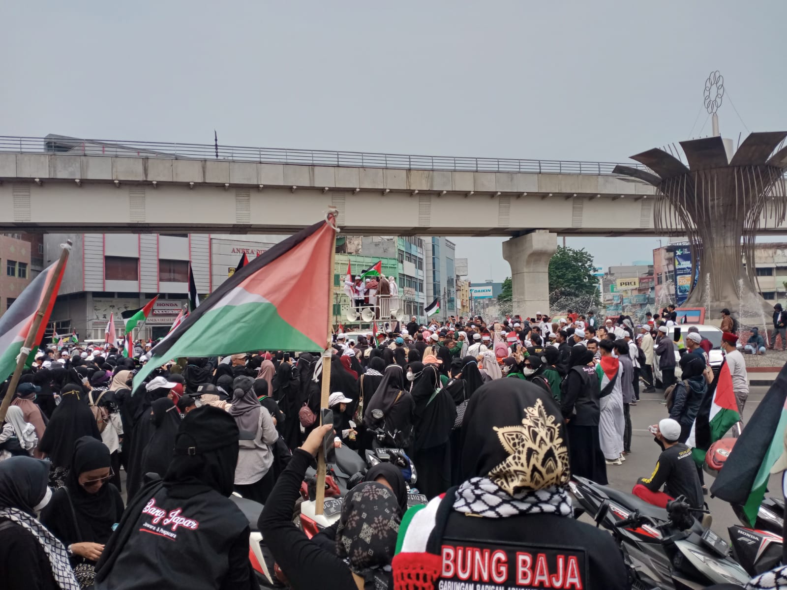 Padati BAM Masjid Agung, Ribuan Warga Palembang Suarakan Dukungan ...