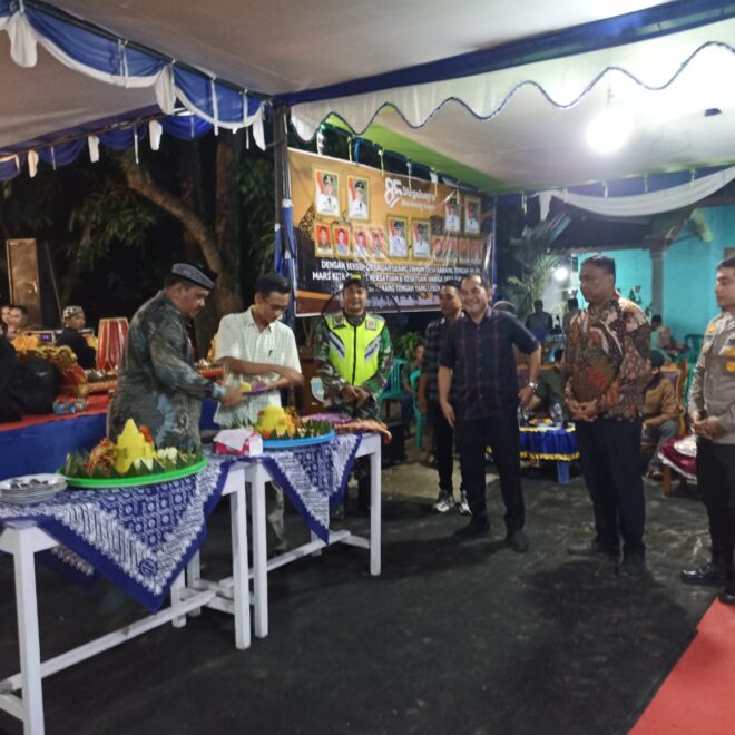 Potong tumpeng peringatan Hari Ulang Tahun (HUT) Desa Karang Tengah ke- 85.