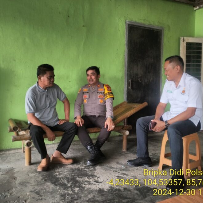 Kapolsek BMT IPTU Antoni Steven  saat melakukan giat silaturahmi dan sambang cooling sistem ke kediaman tokoh masyarakat Desa Tanjung Mas, Sarmadi.