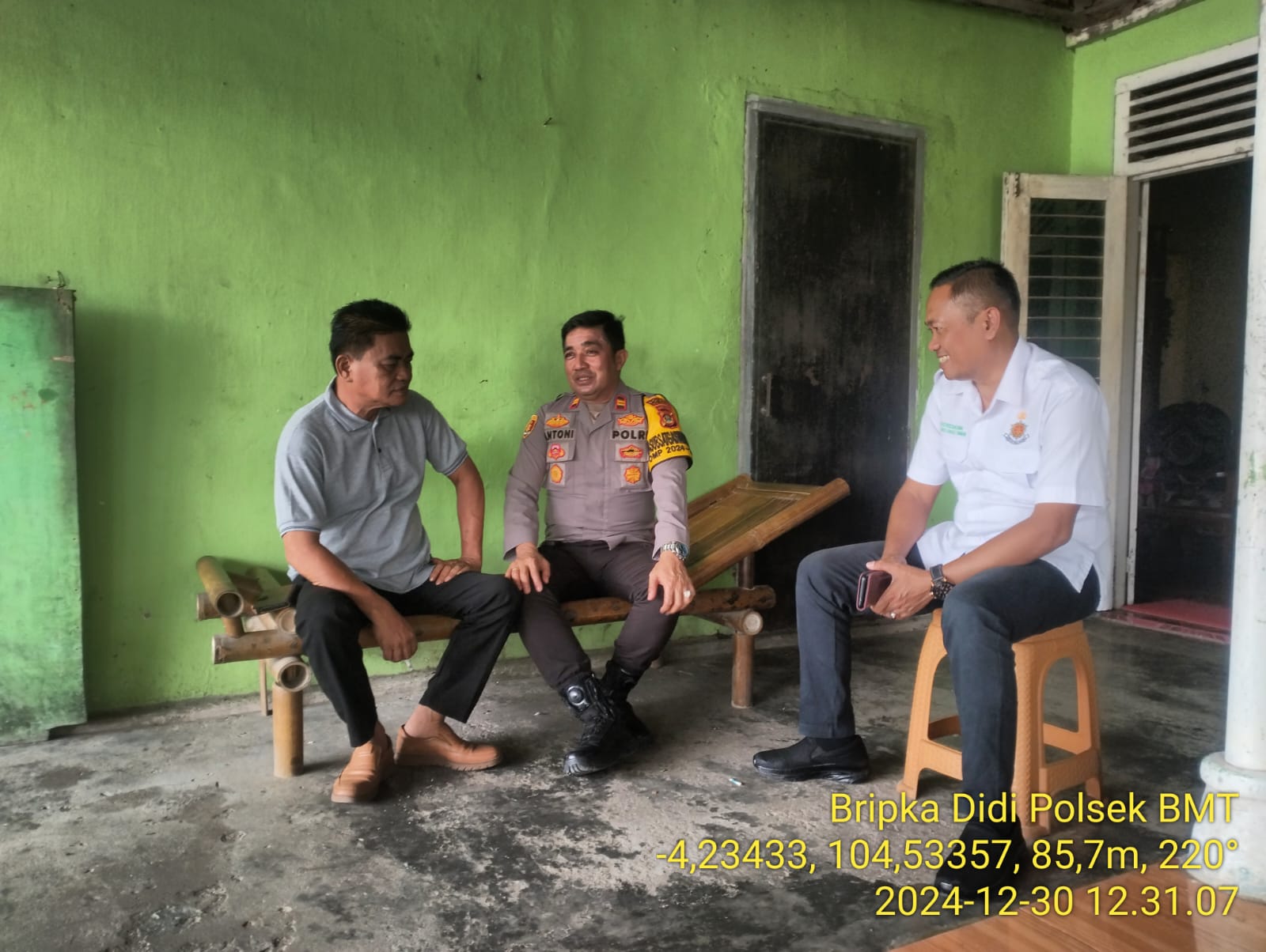 Kapolsek BMT IPTU Antoni Steven  saat melakukan giat silaturahmi dan sambang cooling sistem ke kediaman tokoh masyarakat Desa Tanjung Mas, Sarmadi.