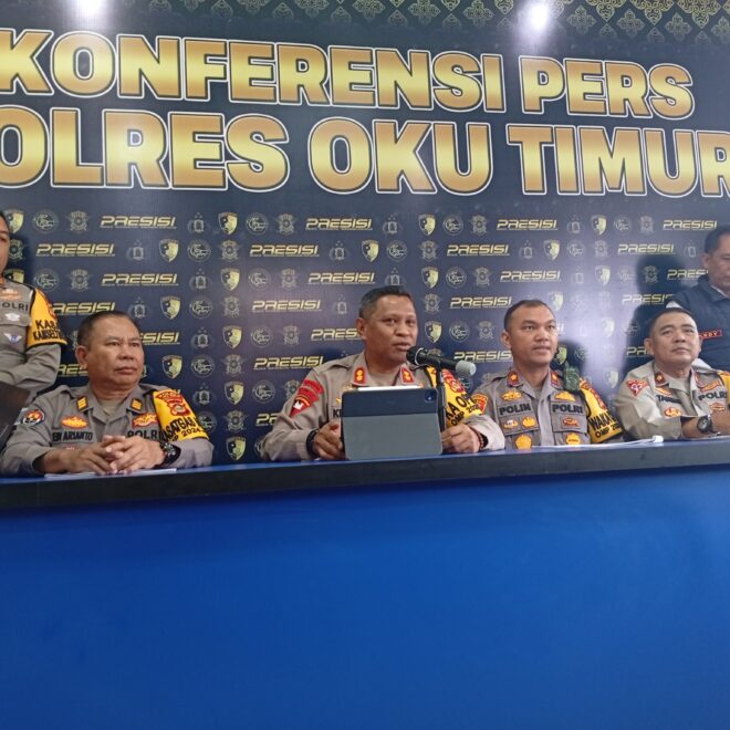 Kapolres OKU Timur AKBP Kevin Leleury bersama jajaran menyampaikan rilis akhir 2024.