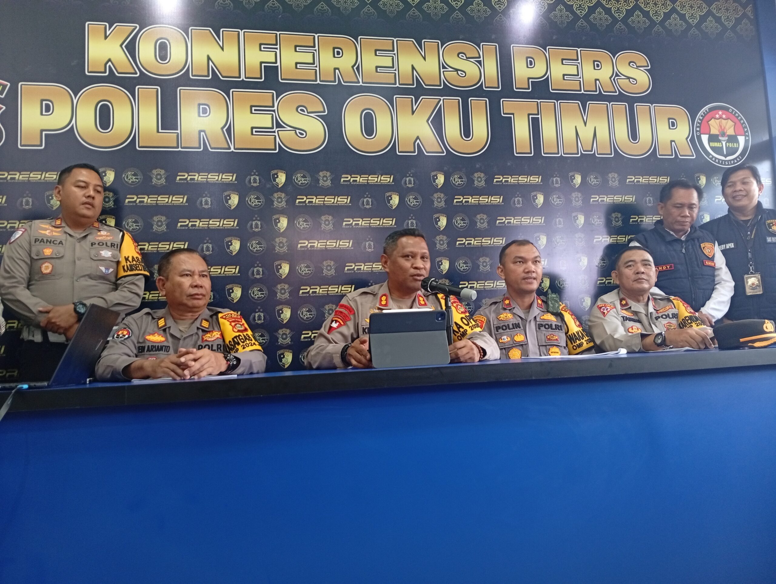 Kapolres OKU Timur AKBP Kevin Leleury bersama jajaran menyampaikan rilis akhir 2024.