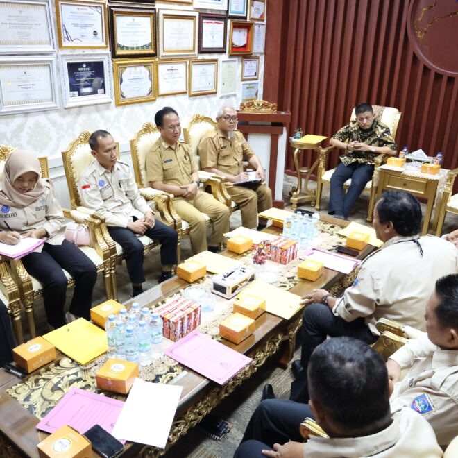 Bupati OKU Timur Lanosin, saat menerima audiensi Dewan Pengupahan OKU Timur