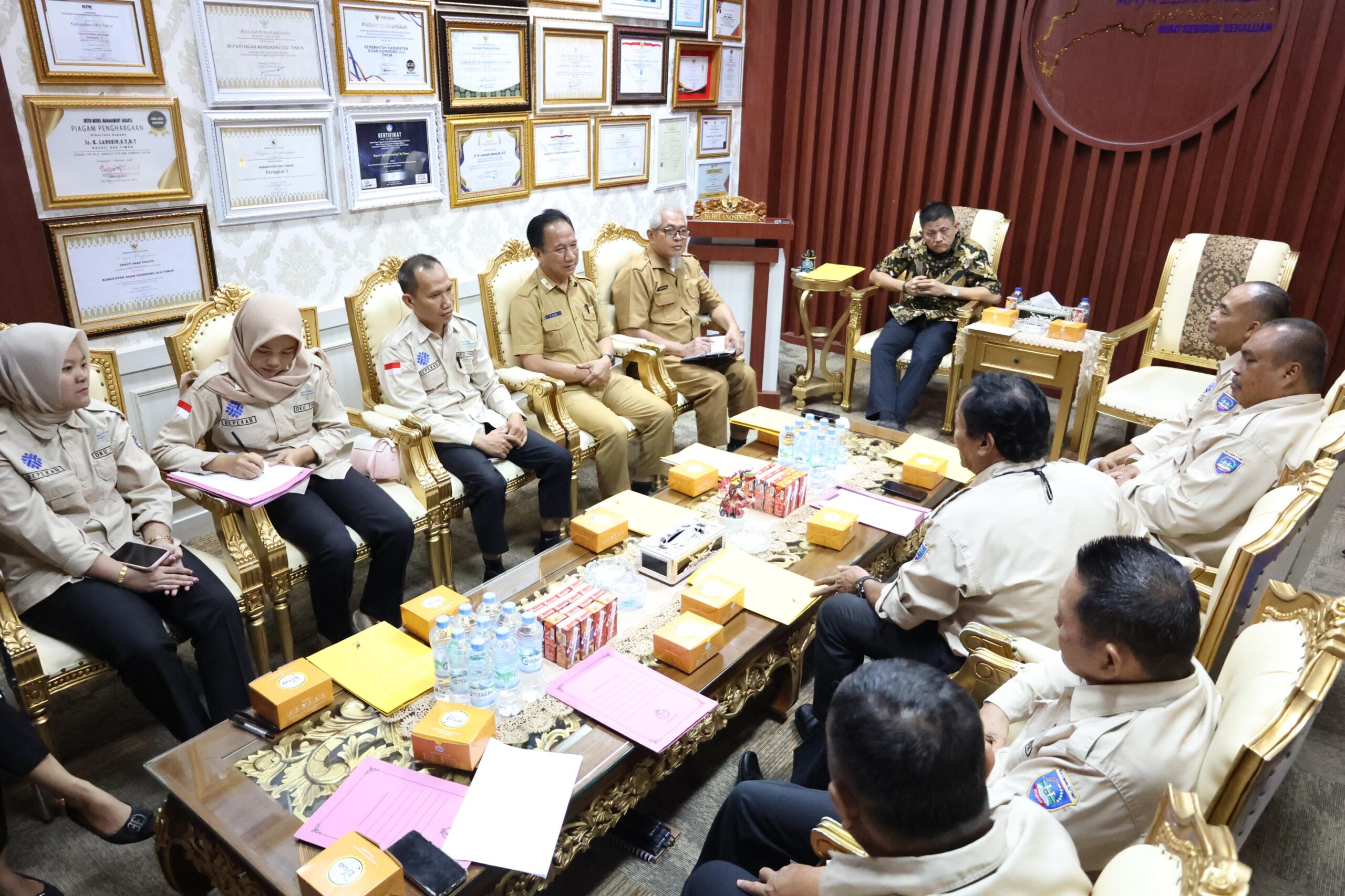 Bupati OKU Timur Lanosin, saat menerima audiensi Dewan Pengupahan OKU Timur