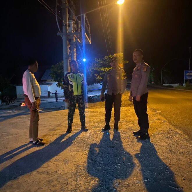 Kapolsek BMT IPTU Antoni Steven dan jajaran melakukan patroli gabungan bersama TNI