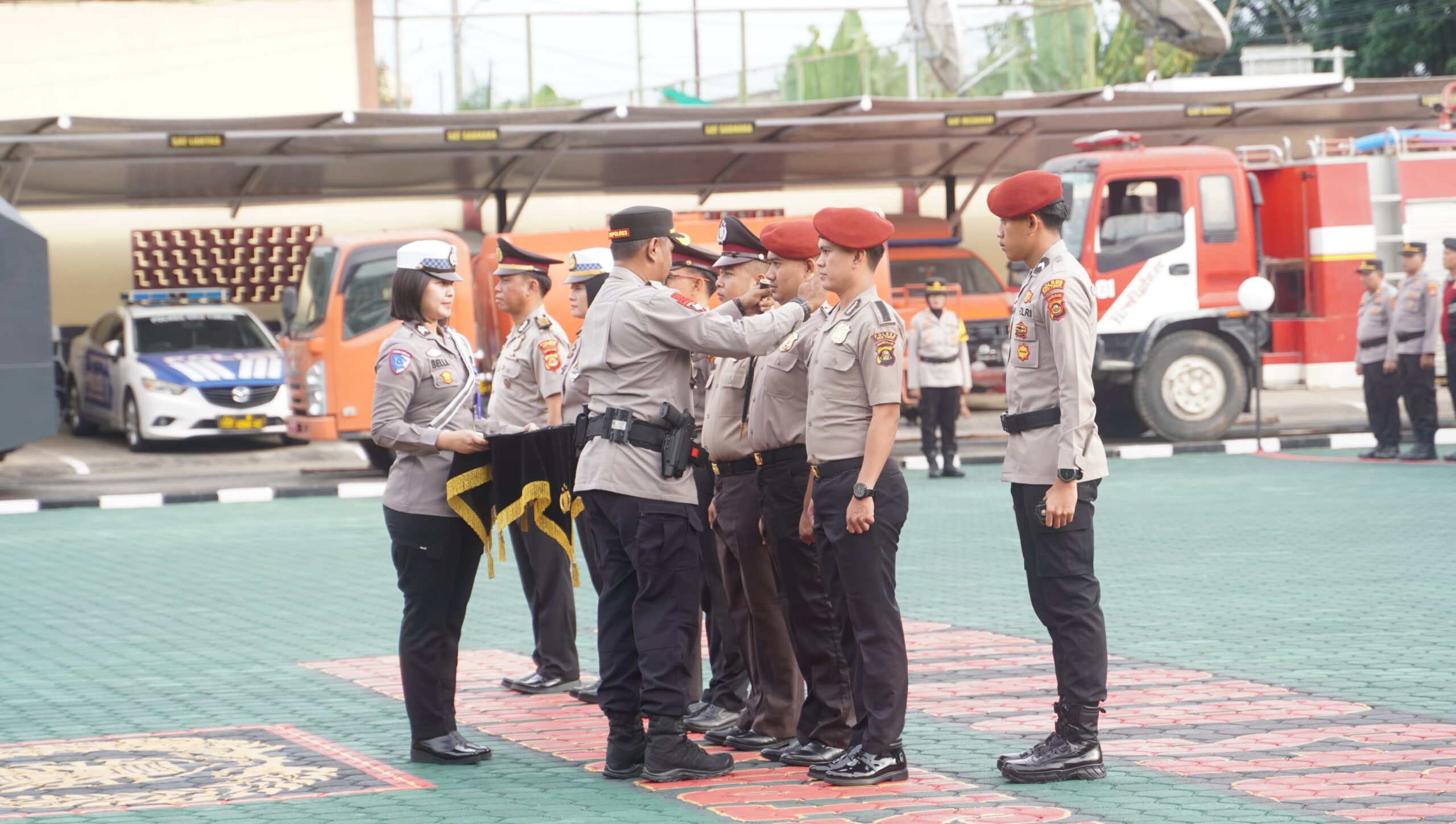 53 Personel Polres OKU Timur mendapatkan kenaikan pangkat setingkat lebih tinggi. (Foto: Humas Polres OKU Timur)