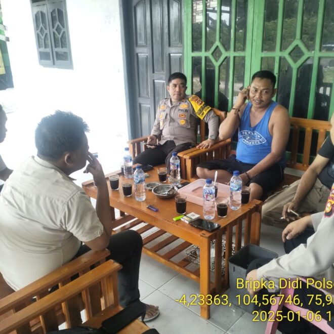 Kapolsek BMT IPTU Antoni Steven beserta jajaran melakukam giat silaturahmi dan sambnag cooling sistem dengan tokoh masyarakat Desa Sumber Harjo, Agus.