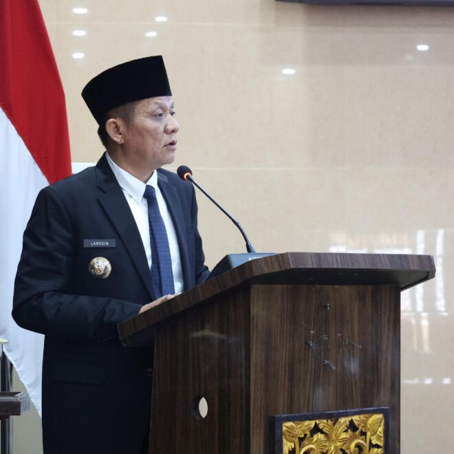 Bupati OKU Timur Lanosin sampaikan penjelasan lima Raperda 2025.