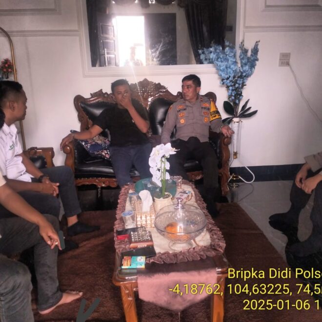 Kapolsek BMT IPTU Antoni Steven dan jajaran melakukan sambang silaturahmi ke kediaman tokoh masyarakat Desa Srikaton.