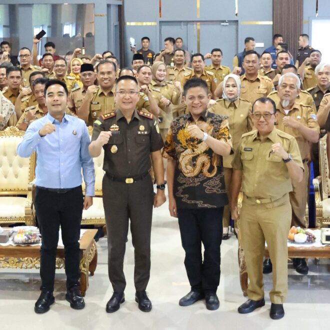 Bupati OKU Timur, Lanosin hadiri penandatanganan perjanjian kerjasama antara Kejaksaan Negeri OKU Timur dengan Camat se-Kabupaten OKU Timur. 