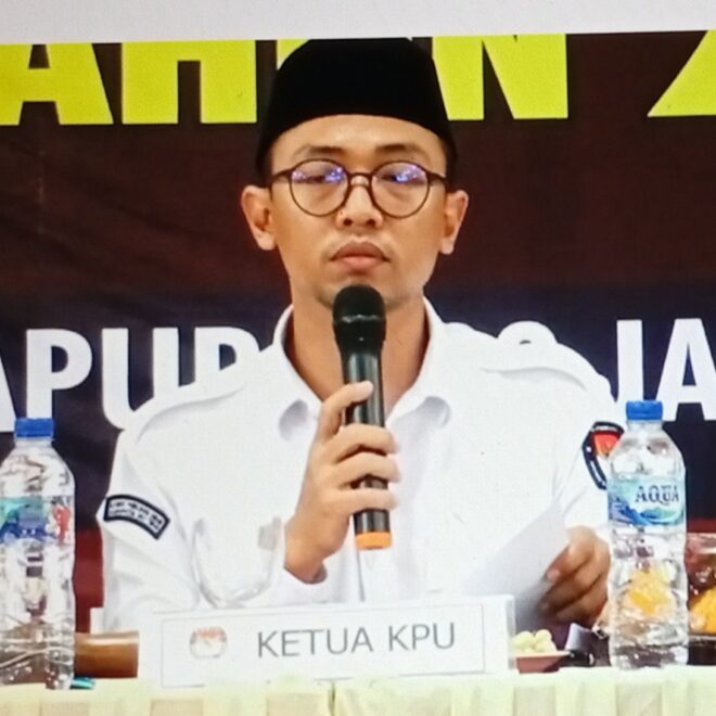 Ketua KPU OKU Timur membacakan hasil pleno penetapan pasangan Lanosin - Yudha sebagai Bupati/Wakil Bupati OKU Timur periode 2025-2030.